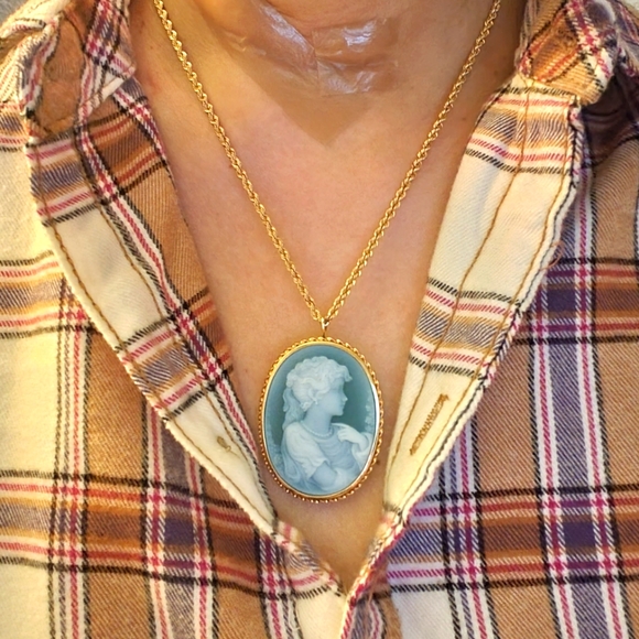 Green Agate & Shell Cameo Pendant/Brooch in 18K Solid Gold - Picture 5 of 11